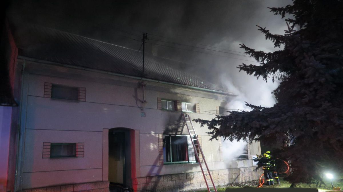 Na Přerovsku hořel dům, škoda je 2,5 milionu. Ve hře je i úmyslné založení 